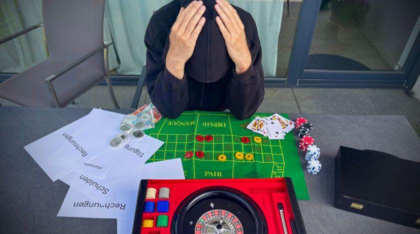 Mann vor Roulette