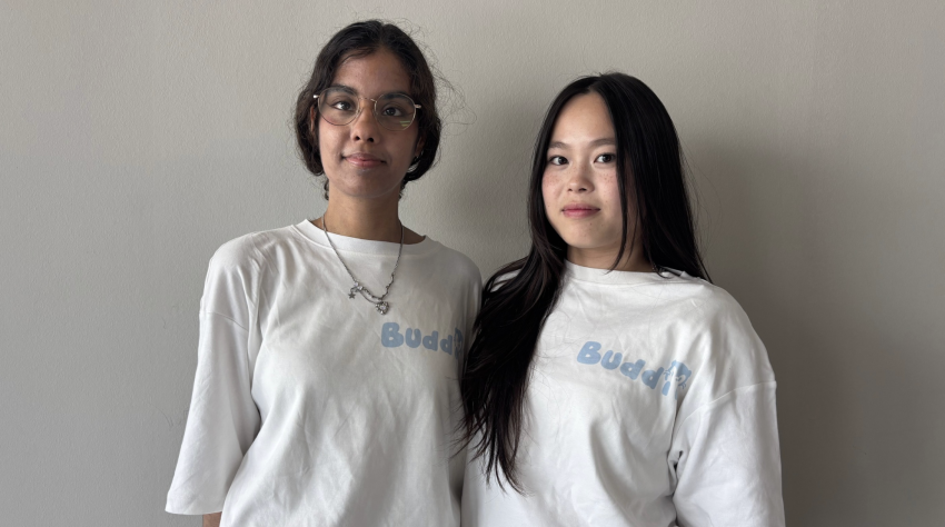 Julia und Hana lächeln in die Kamera 