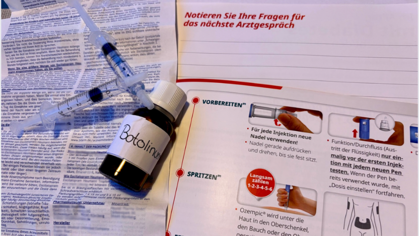 Zu erkennen sind zwei Spritzen, eine Botoxflasche und ein Flyer zum Medikament Ozempic.