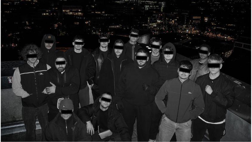 eine Gruppe von jungen Männern mit zensiertem Gesicht in Schwarz Weiß