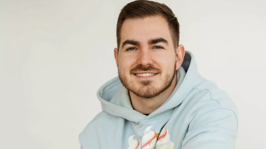 Portrait von Julyan Pohl (July), Content Creator