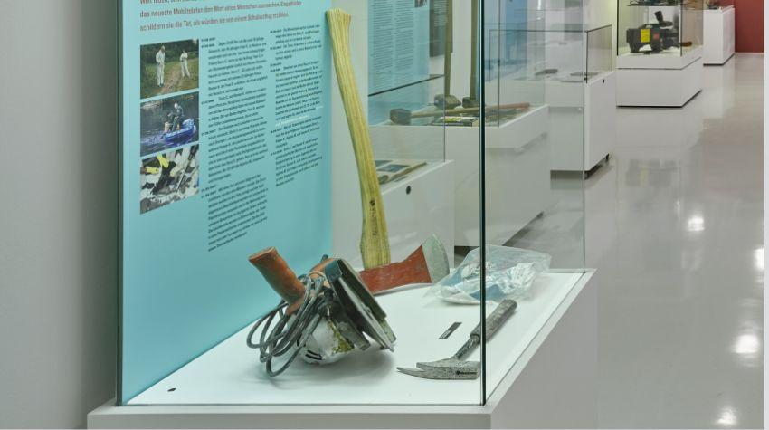 Vitrine mit Zerstückelungs Werkzeugen 