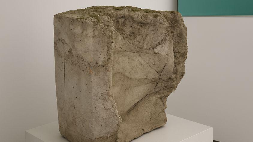 Der Zementblock in welchem der Torso einbetoniert wurde 