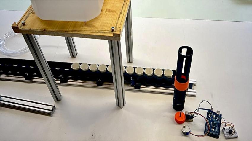 Ein Becher nach dem anderen wird in der Maschine mit der exakten Dosis befüllt