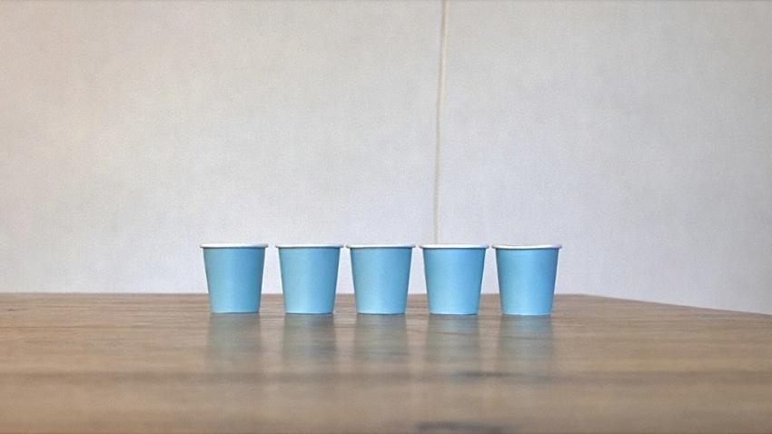 Die Becher Vereinzelungs- und Dosiermaschine besteht aus drei Elementen