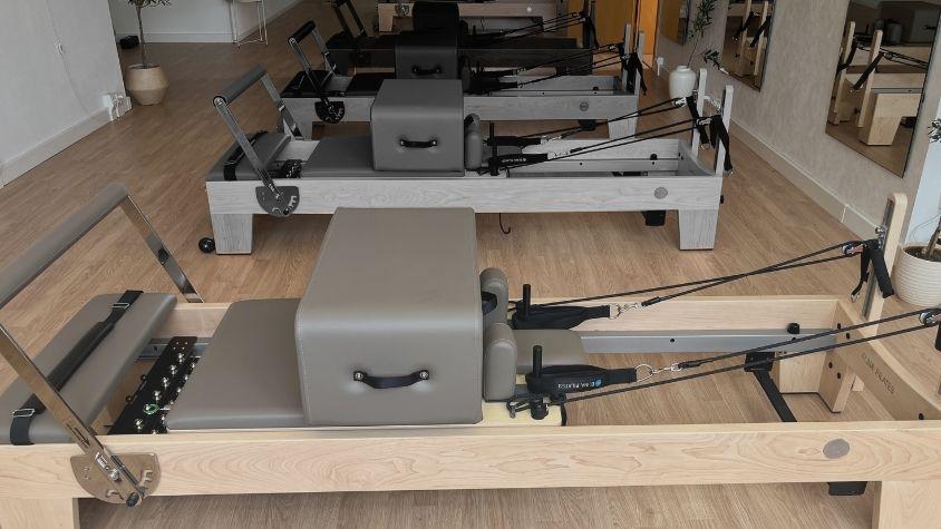 Es ist eine Reihe von Reformergeräten gezeigt, welche nach und nach dunkler und schwarz&weiß werden.