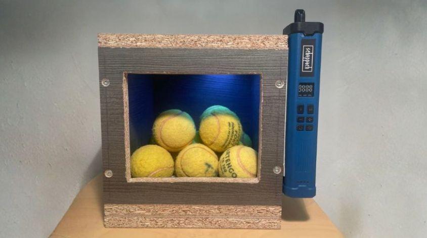 Ein T-Ball-Rebounder gefüllt mit Tennisbällen.