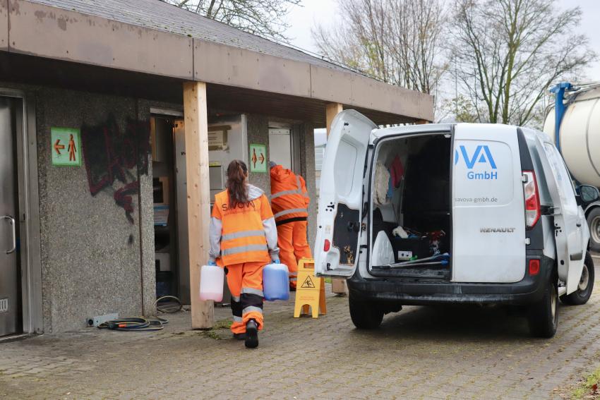 Das Dienstauto neben dem Toilettenhäuschen am Rastplatz „Urweltfunde“.