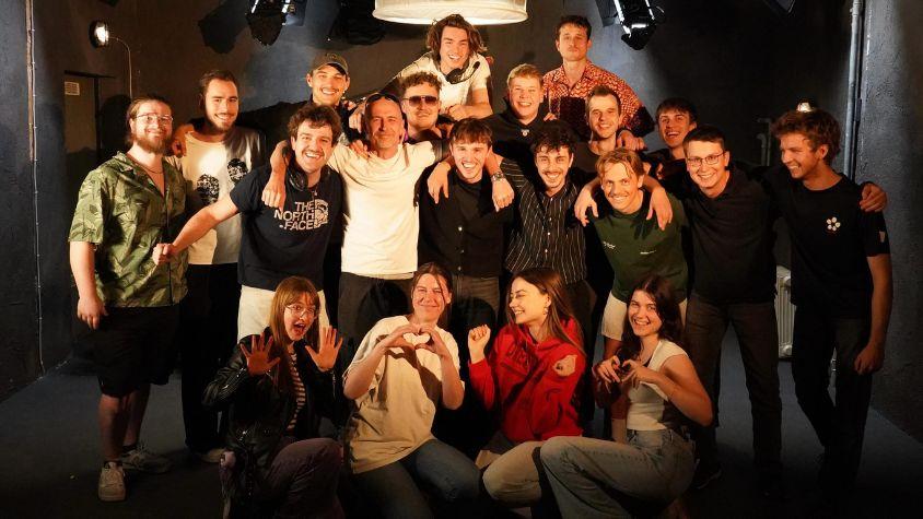 Gruppenfoto der gesamten Filmcrew von „aitcH“