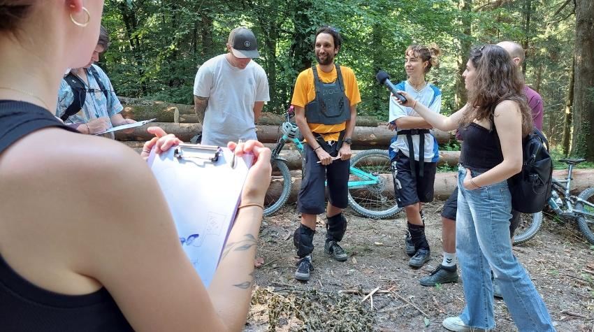 Studierende der HdM führen ein Interview während eines Waldspaziergangs