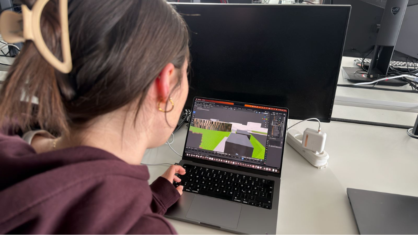 Studentin Malena arbeitet an einem 3D-Modell für die App „Firsty".