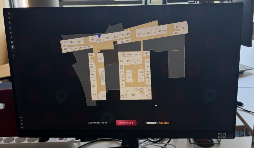 Computer zeigt Hauptgebäudeansicht des HdM Campus.