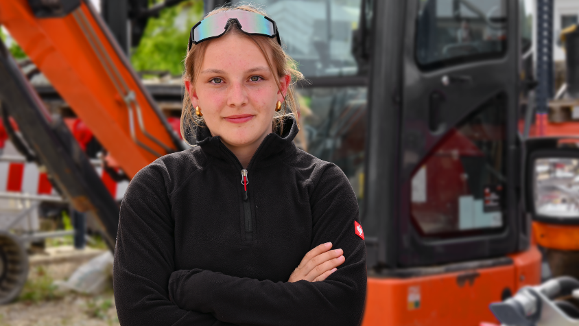 Für Janne (17) gehört das Fahren im Bagger zum Alltag auf der Baustelle