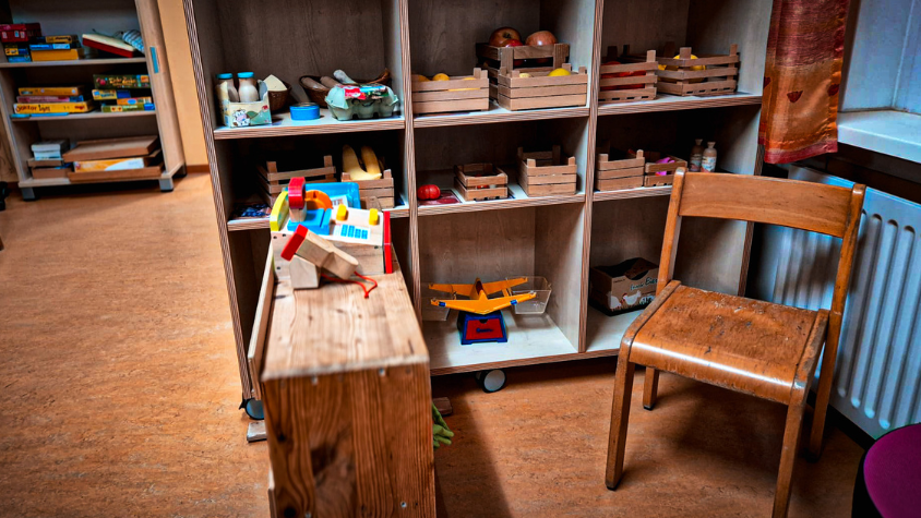 Das Bild zeigt eine Spielecke in der die Kinder Einkaufsladen spielen und selbst abkassieren lernen können.