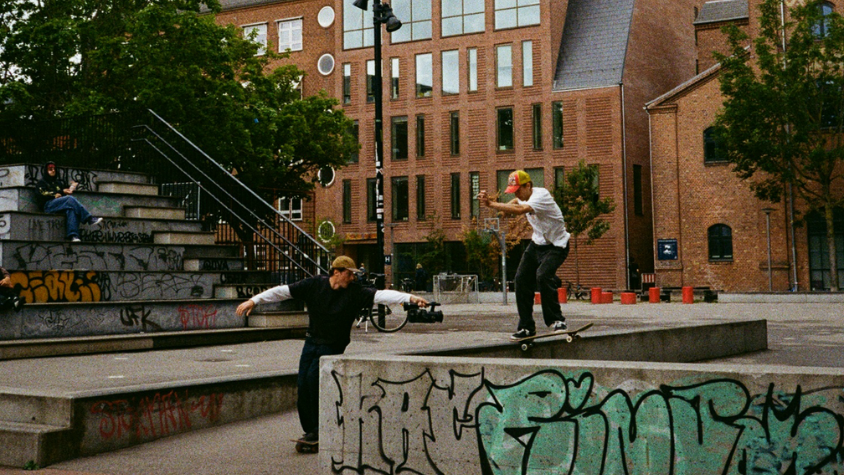 Ein Videograf filmt den Trick eines Skaters