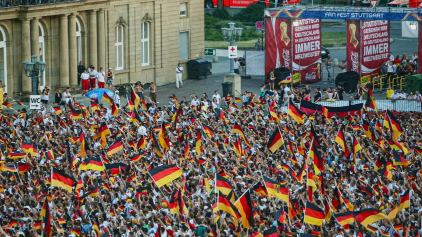 Bei der letzten Stuttgarter Heim-WM 2006 tummelten sich unzählige Fans auf dem Schlossplatz 