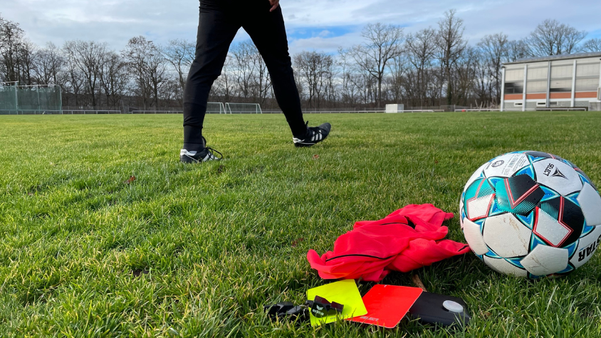 Fußball-Schiedsrichter*innen fehlen in ganz Deutschland. Auf und neben dem Platz machen sie aber sehr wichtige Arbeit für den Sport. Gerade im Amateurfußball fehlen viele.