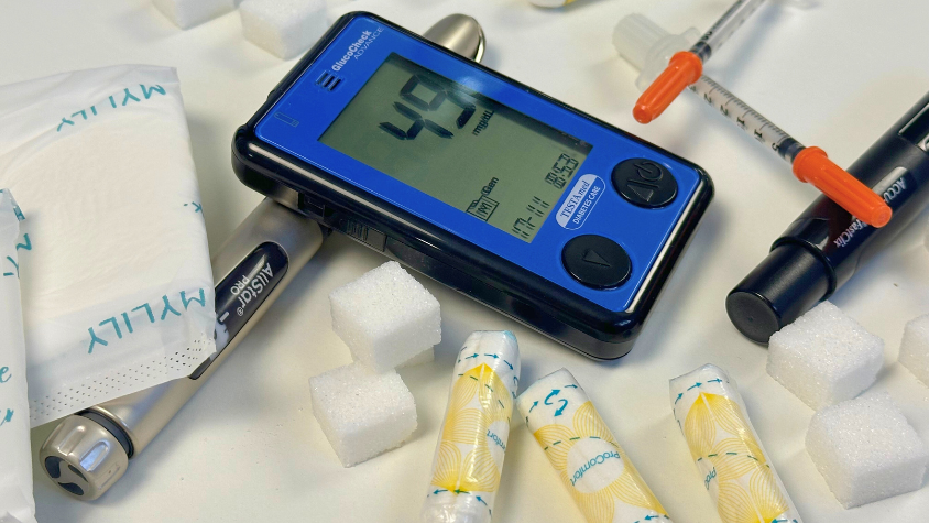 Ein Blutzuckermessgerät und Hygieneartikel sind zu sehen