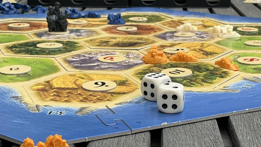 Ein Aufgebautes Spielbrett mit Würfeln