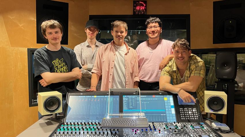 Gruppenbild im Tonstudio