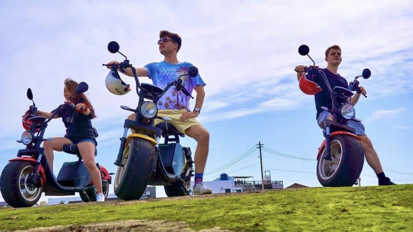 Henrik und zwei Freunde von ihm sitzen jeweils auf einem Motorrad und blicken in die Ferne.