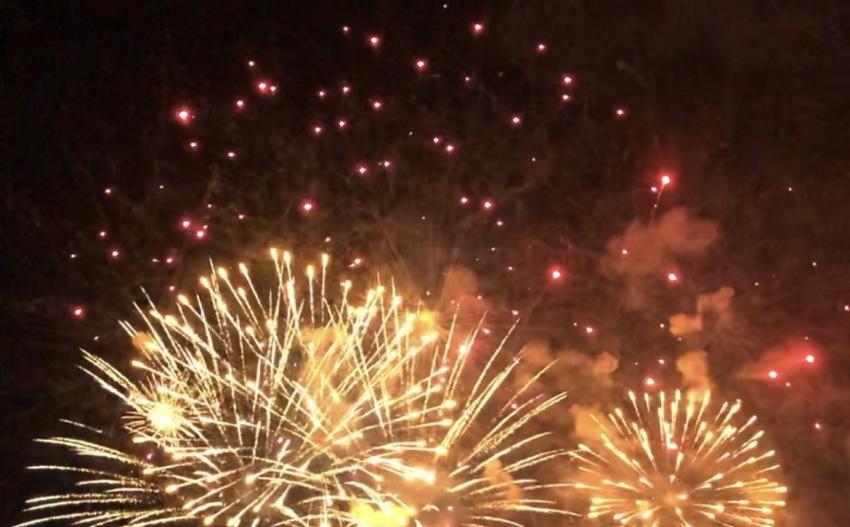 Zu sehen ist ein öffentliches Feuerwerk.
