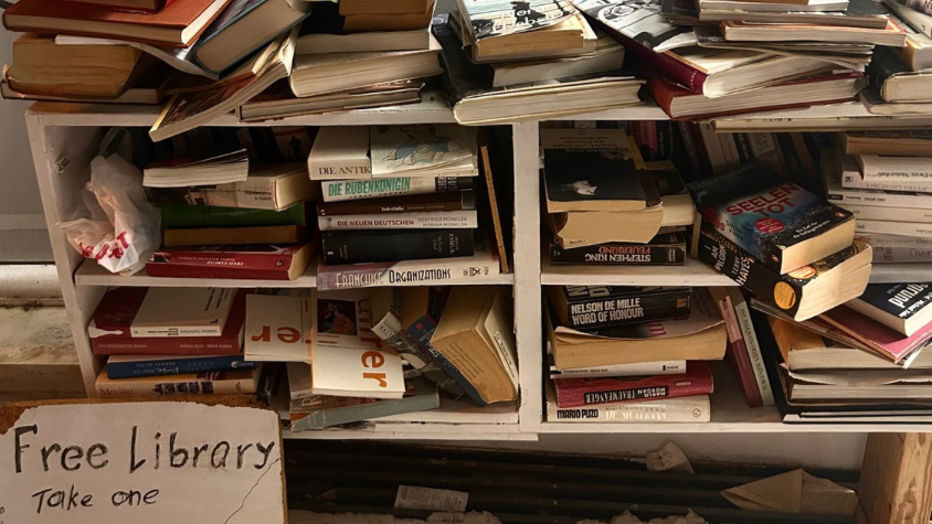 Ein Regal voller alter Bücher, die man einfach mitnehmen kann