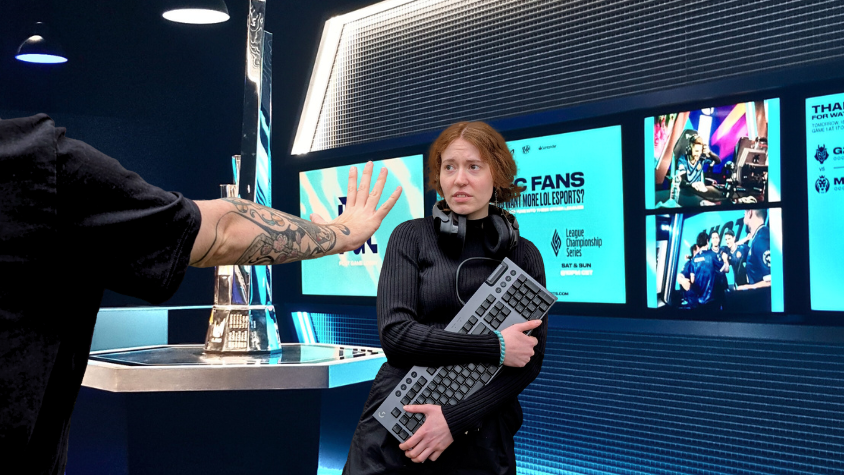 Symbolbild einer Frau die von einem Mann aus dem E-Sport ferngehalten wird.