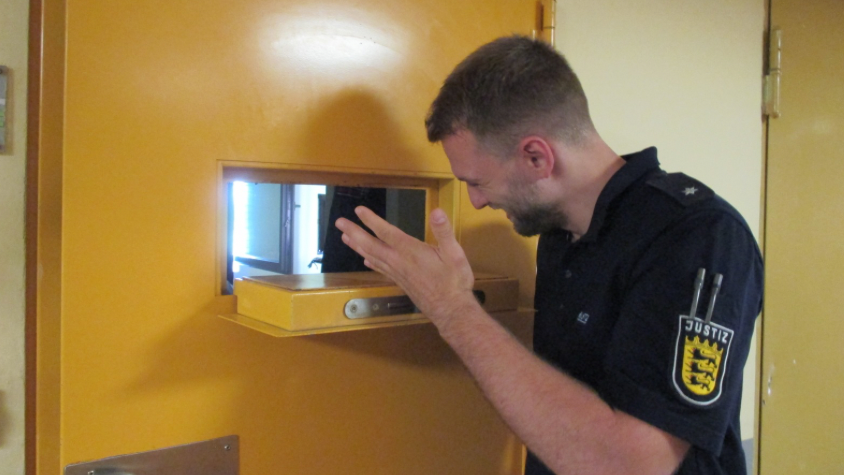 Justizvollzugsbeamter Ricardo Bopp unterhält sich mit einem Insassen. 