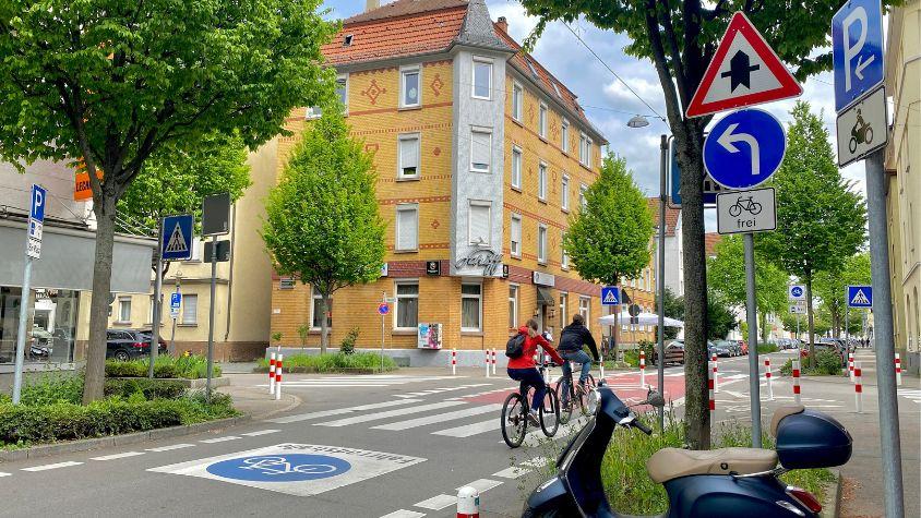 Fahrradfahrende in einem verkehrsberuhigten Bereich.