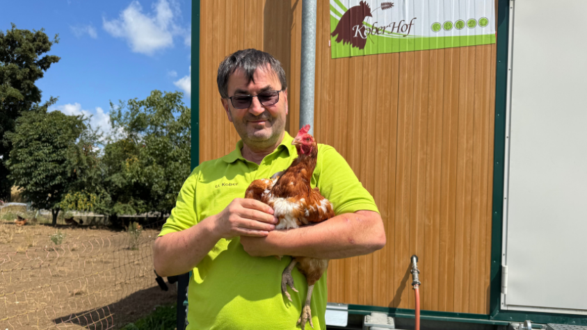 Ulrich Kober mit einer seiner Freilandhennen