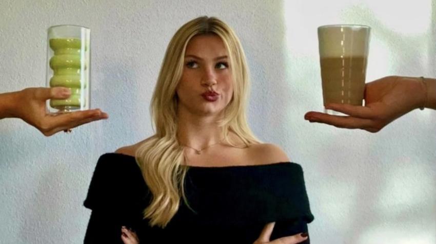 Nachdenkliche Frau, der von rechts ein Kaffee und von links ein Matcha angeboten werden.