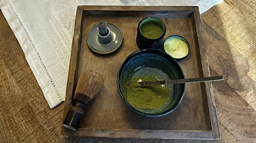Matcha-Set bestehend aus wird einer Schale, einem Bambus-Besen, Bambus-Löffel und Matcha-Pulver.