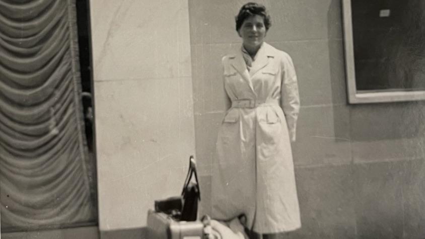 Meine Oma vor ihrem Hotel in der USA.