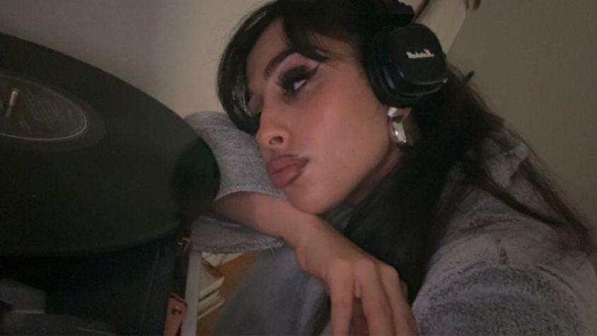 Ein Mädchen blickt melancholisch auf eine Schallplatte