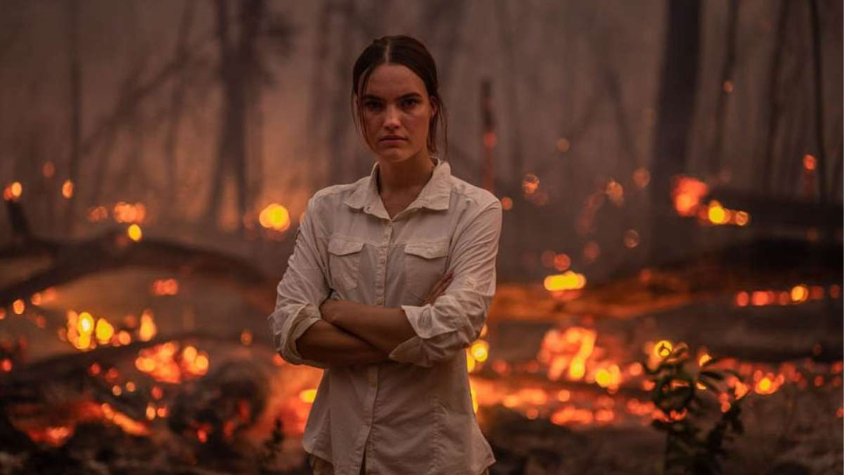 Louisa Schneider im brennenden Regenwald