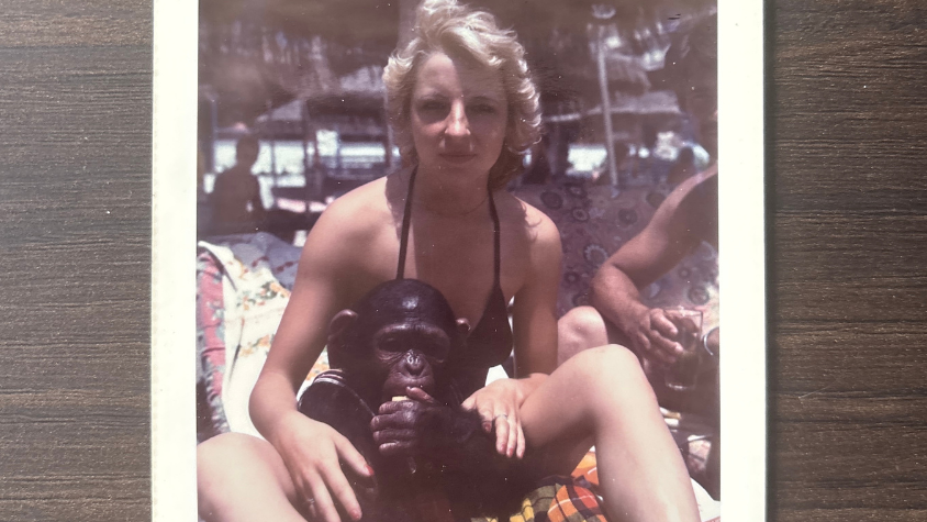 Meine Oma mit einem Affen