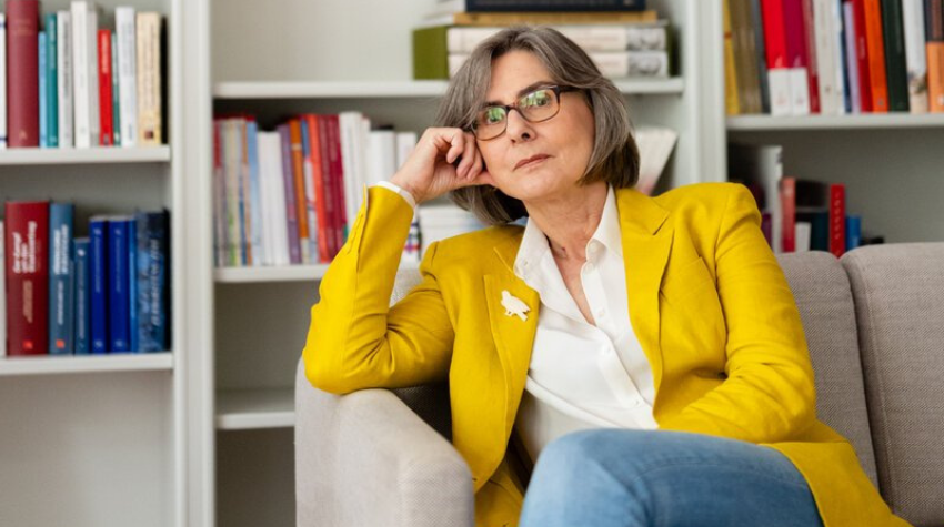 Leibniz-Preisträgerin Barbara Stollberg-Rilinger sitzt in ihrem Büro