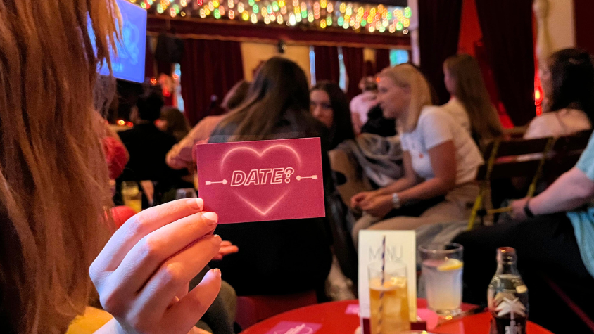 Zettel mit ,,Date?" dahinter Senatore von innen.