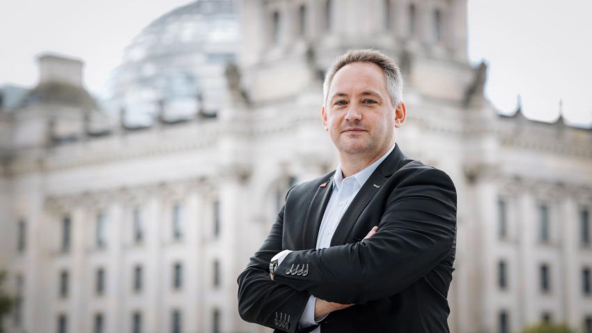 Sascha Wagner vor dem Reichstagsgebäude