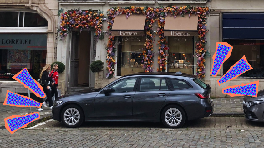 Ein Auto steht in einer komfortablen Parklücke. Vor und hinter dem Auto sind gezeichnete Führungslinien.