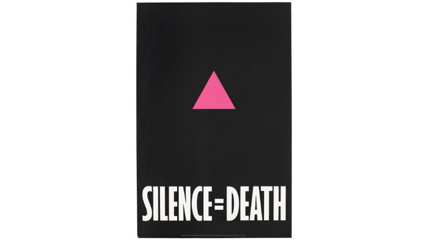Auf dem Plakat sieht man einen umgedrehten Rosa Winkel und den Slogan Silence=Death.