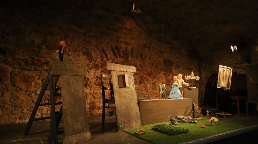 Bühne des Theaters mit aktueller Kulisse.