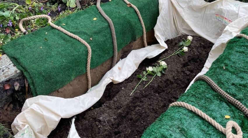 Eine Bestattung der entstandenen Erde.