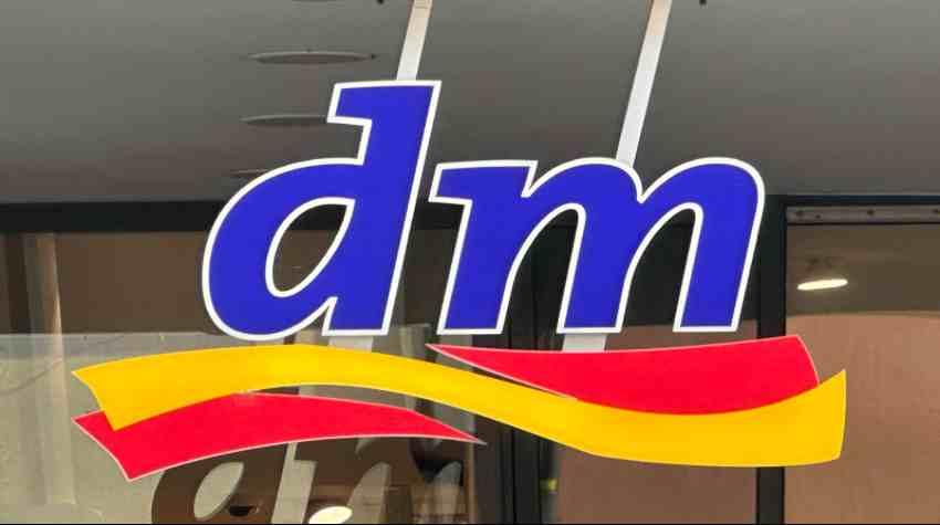 "dm"-Logo an Außenfassade von "dm".