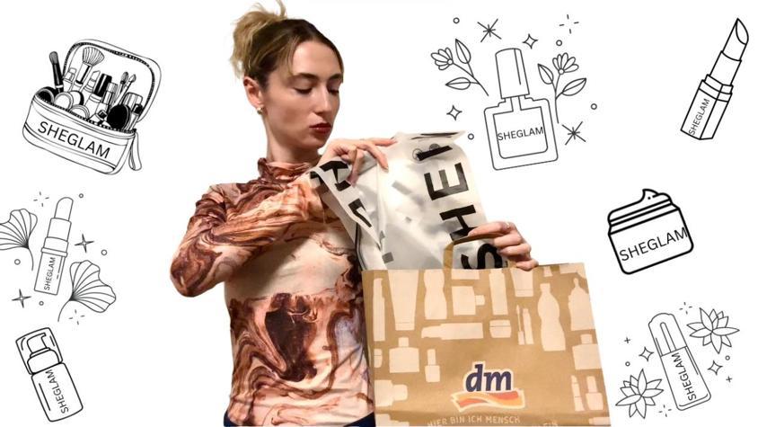 Frau packt "Shein"-Plastikbeutel in eine "dm"-Tüte, rund herum sieht man "Sheglam"-Kosmetik.
