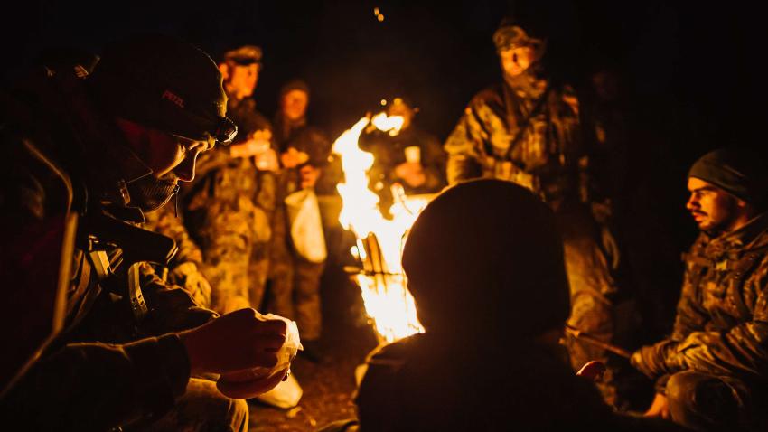 Soldaten am Lagerfeuer