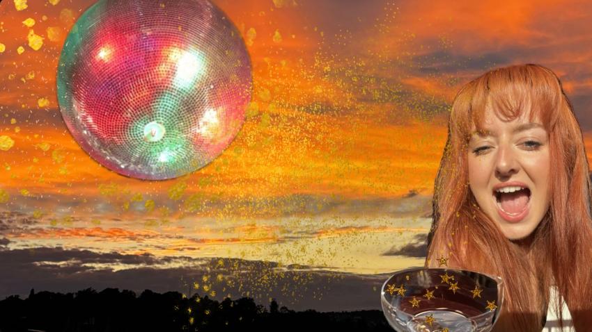 Eine Frau und eine Discokugel sind zu sehen, im Hintergrund geht die Sonne auf.