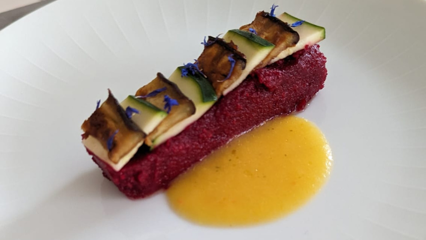 Eine kunstvoll angerichtete Rote-Beete-Polenta