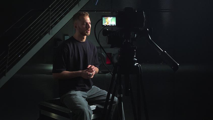 Jonas (Contec) sitzt vor der Kamera im Studio